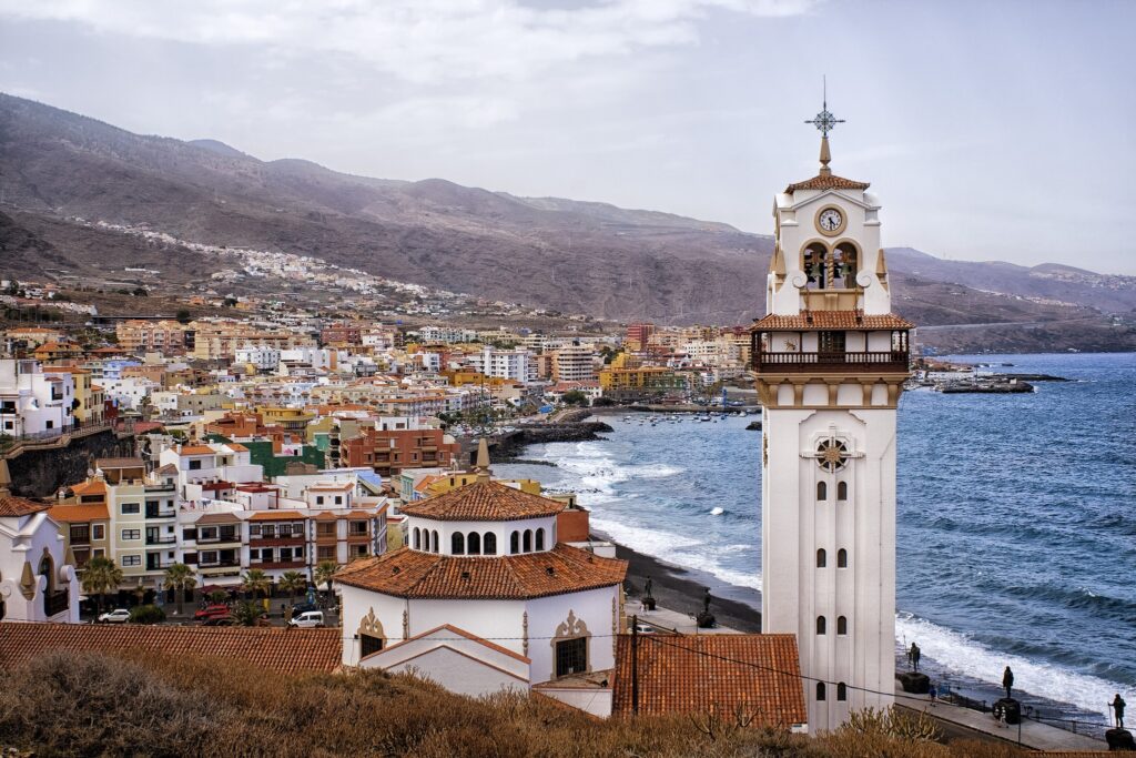 panoramatický pohled na město candelária na Tenerife