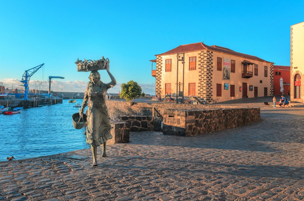 bronze monument dedicated to the fisherwoman of Tenerife