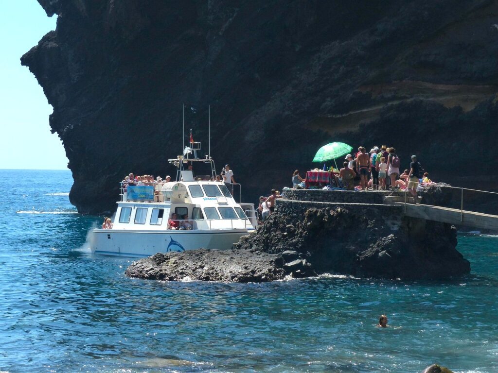 boat that takes people to los gigantes after masca valley hike