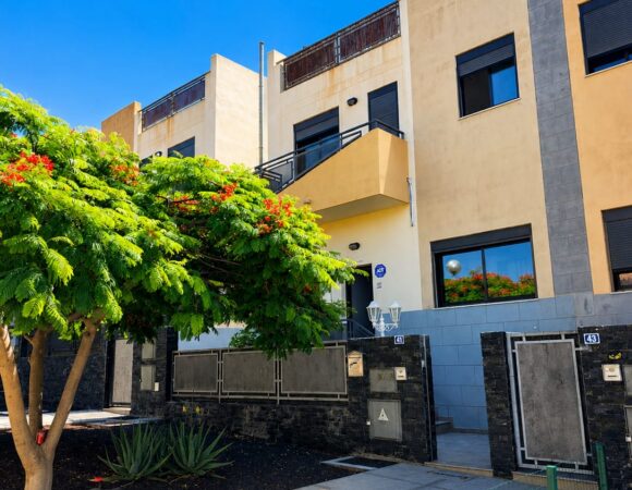 Bezvadný řadový dům v Cho-Guaza, Arona – 399 000 €